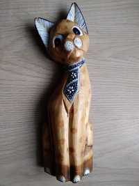 Malowana drewniana figurka kota