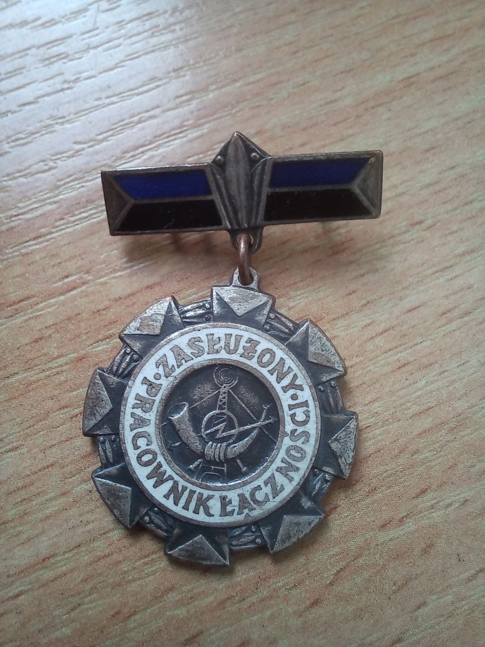 Odznaka,przypinka,medal.Zasluzony pracownik łączności. PrL