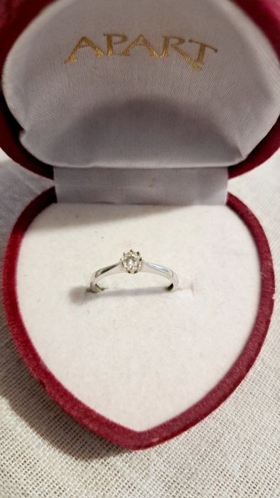 Pierścionek zaręczynowy białe złoto z brylantem apart