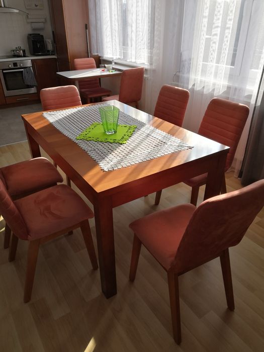 8 krzeseł w praktycznym obiciu