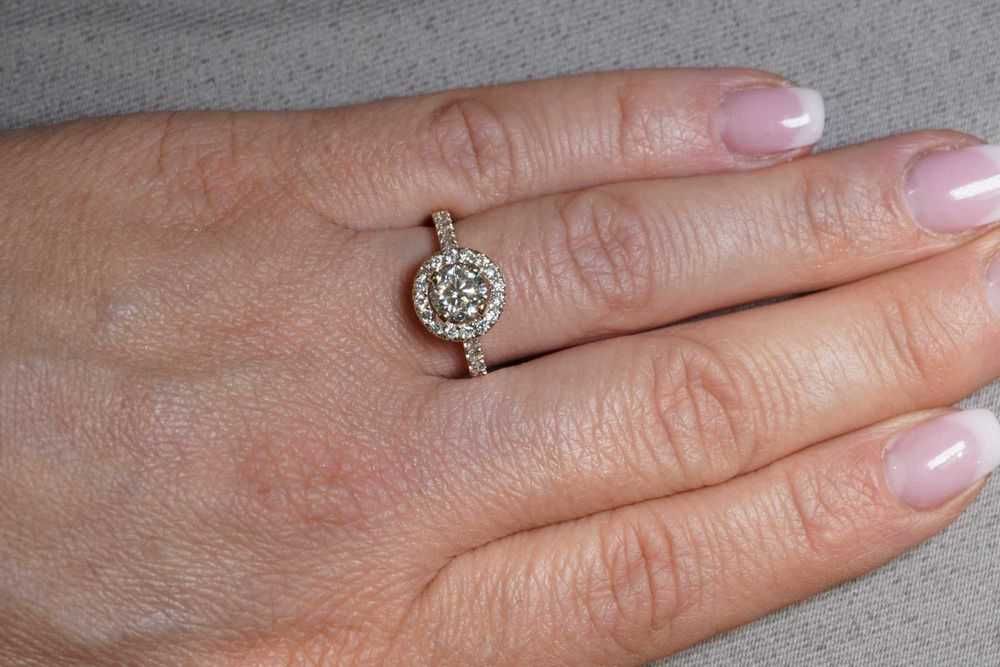 Pierścionek zaręczynowy z brylantami 1,5 CT Certyfikat HRD