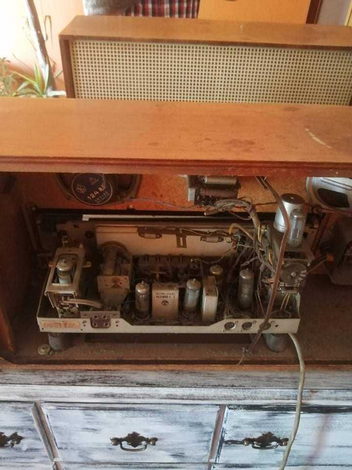 Rádio antigo Em madeira
