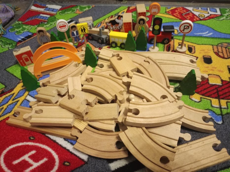 Drewniana kolejka z mostem wagonami figurkami