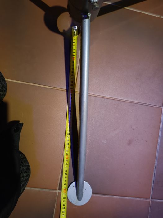 Metalowy stojak na żywą choinkę