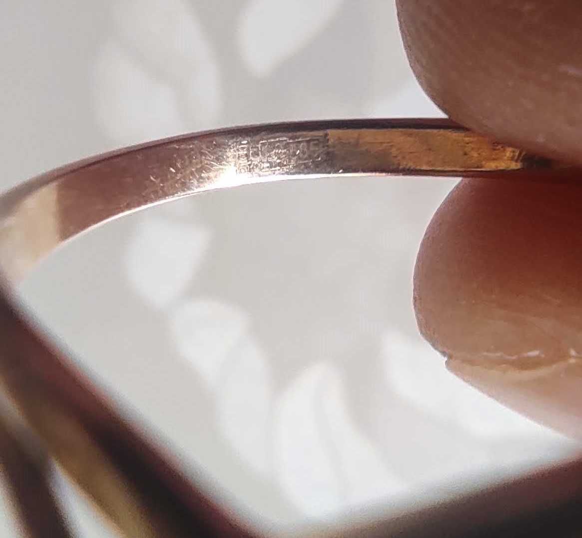 Золота каблучка (кольцо) з камінням 585 проби. 17,5 розмір