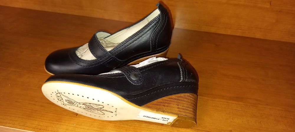 Sapato preto em pele da FLY