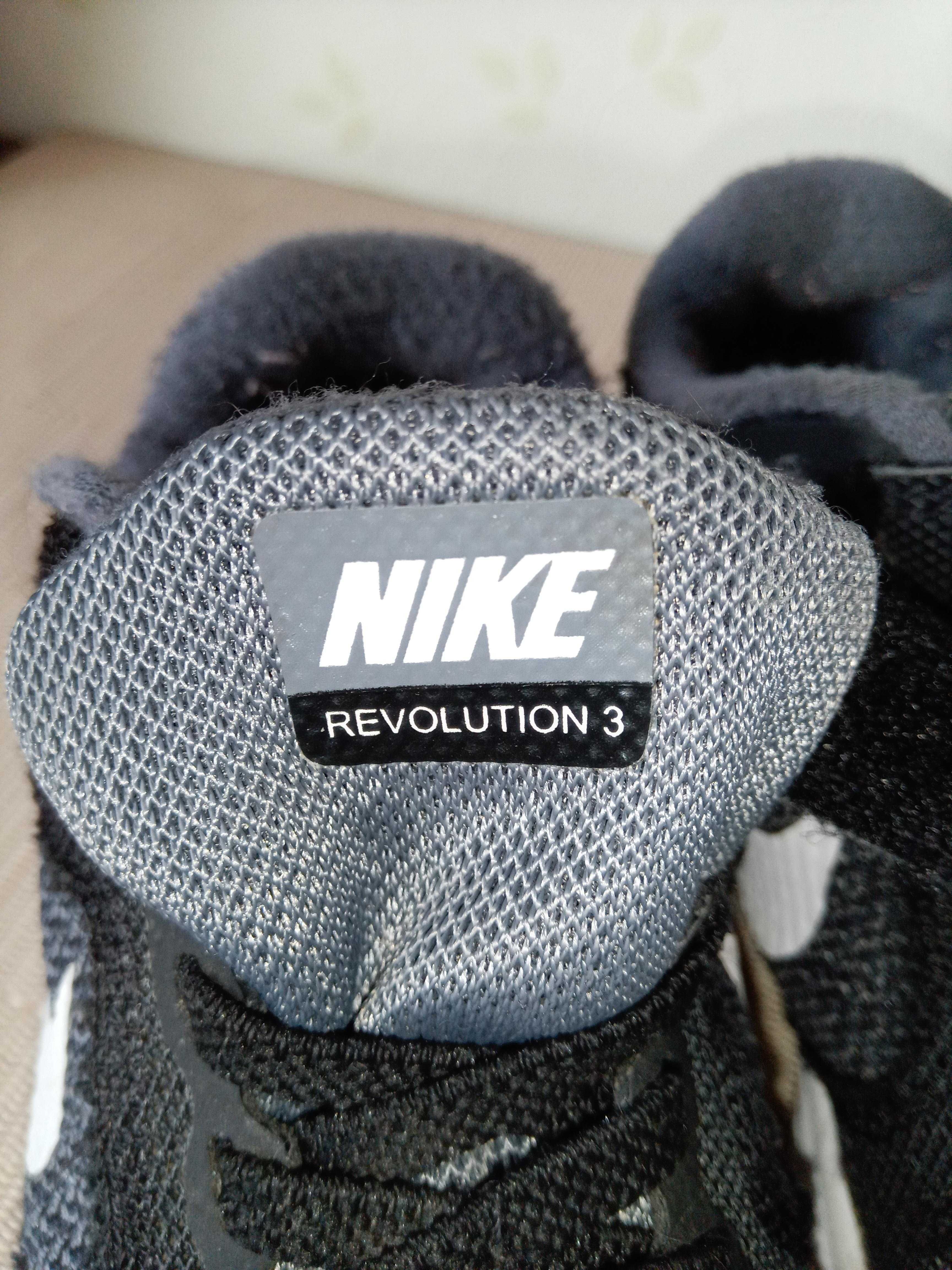 Классные кроссовки nike revolution 3