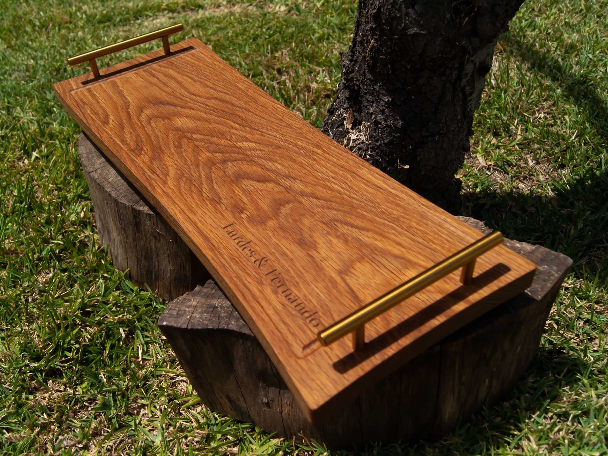Tábua longa em madeira de carvalho de servir com pegas metálicas