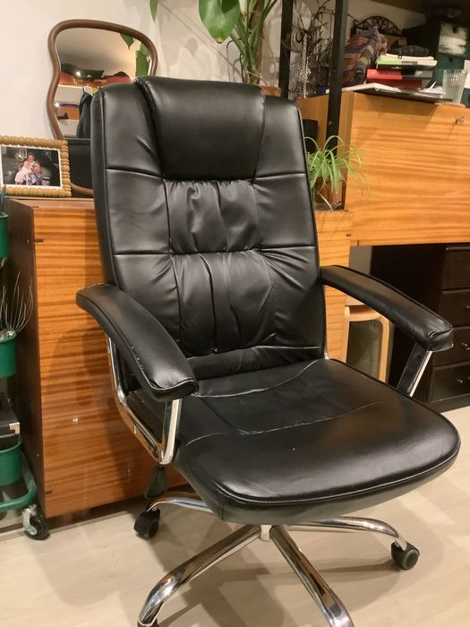 Fotel obrotowy czarny skórzany