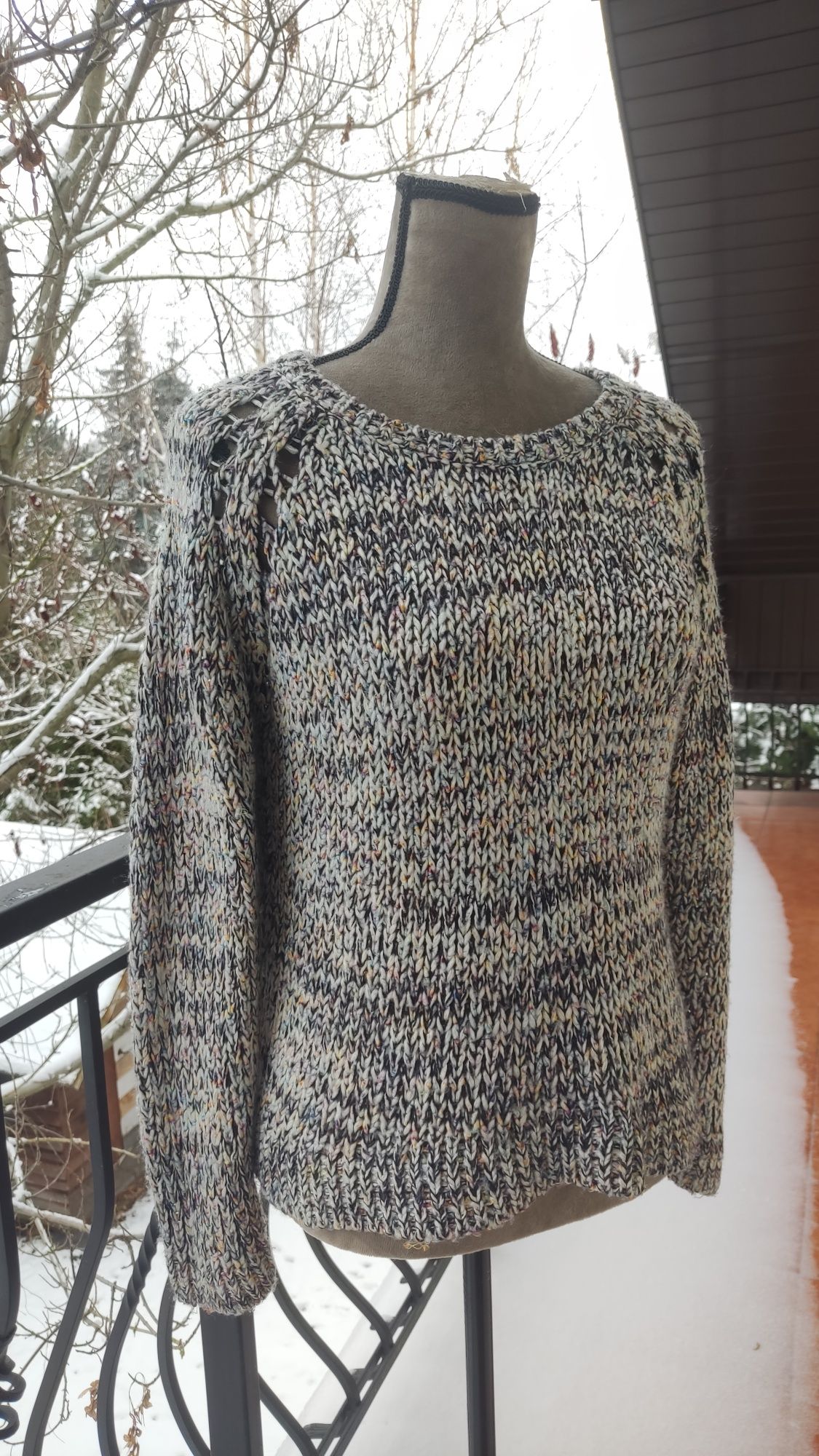 Piękny sweter z dzianiny rozmiar M