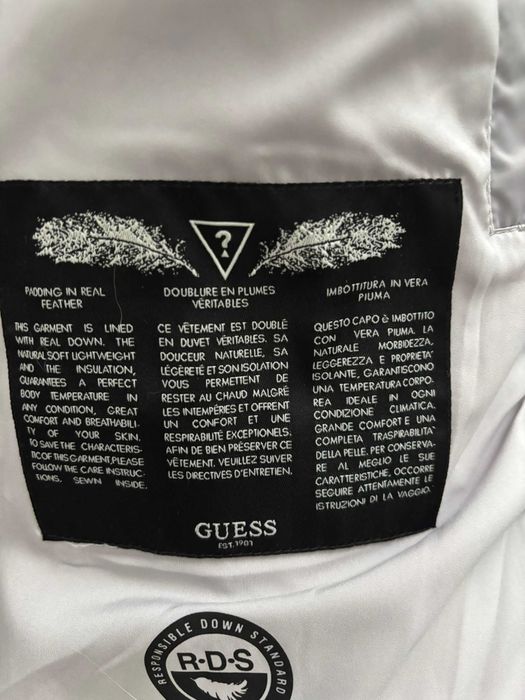 Жіноча зимова куртка GUESS (розмір М)