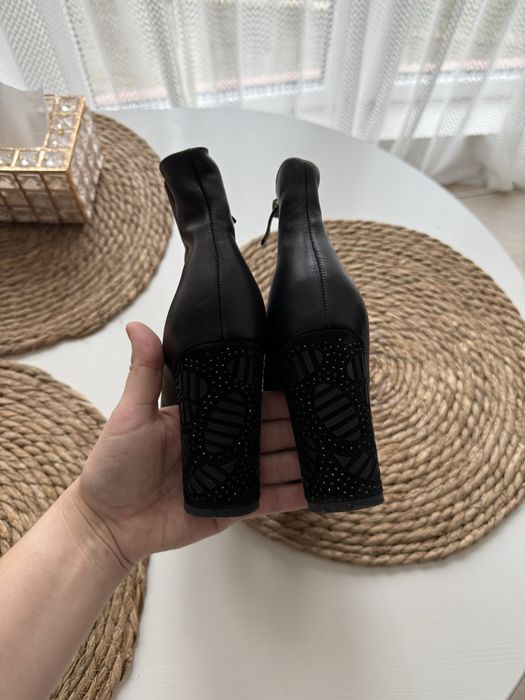 Шкіряні ботінки на каблуку