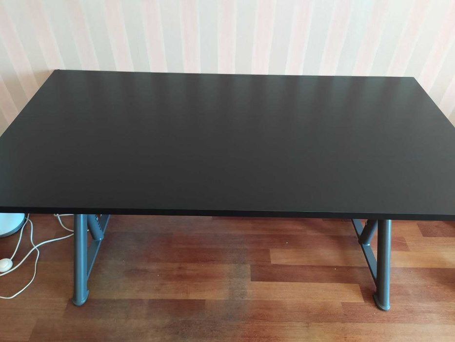 IKEA IDÅSEN ІДОСЕН Письмовий стіл з регулюванням висоти, чорний