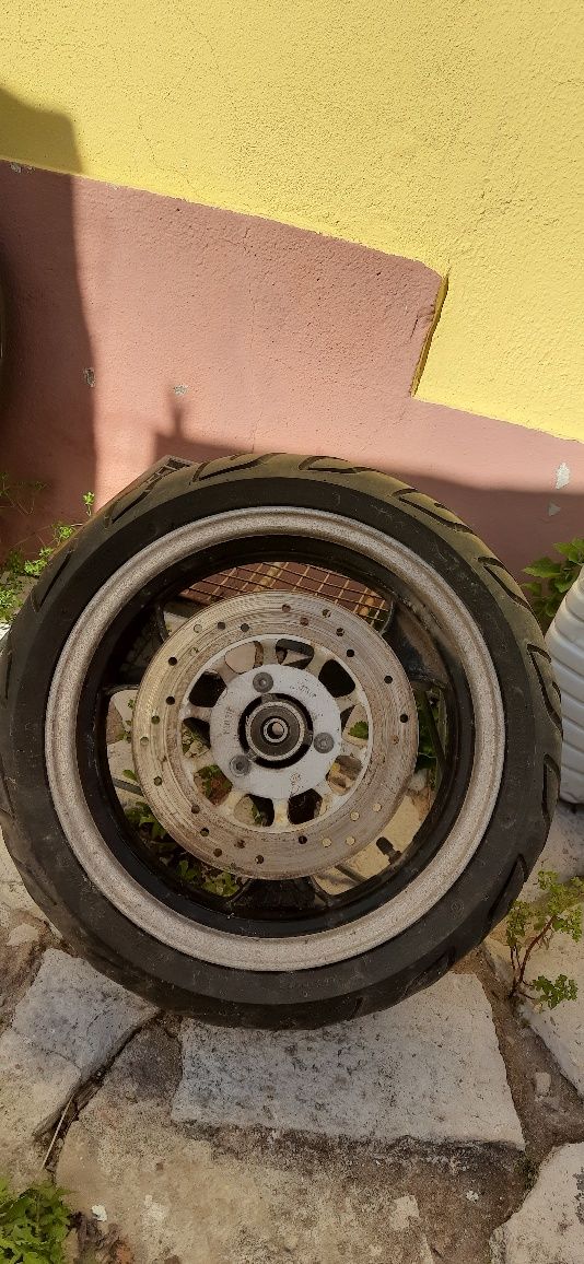 Jantes com pneus e tanque de combustível e um capacete