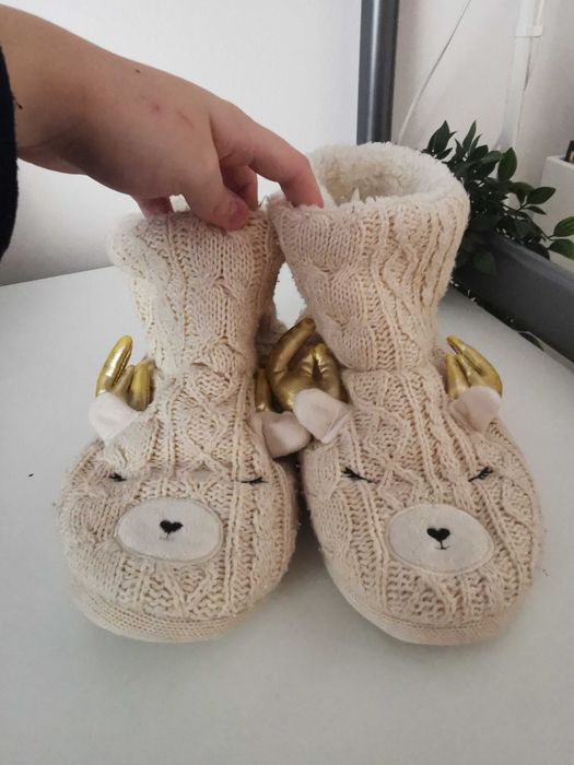Pantufas fofas cremes