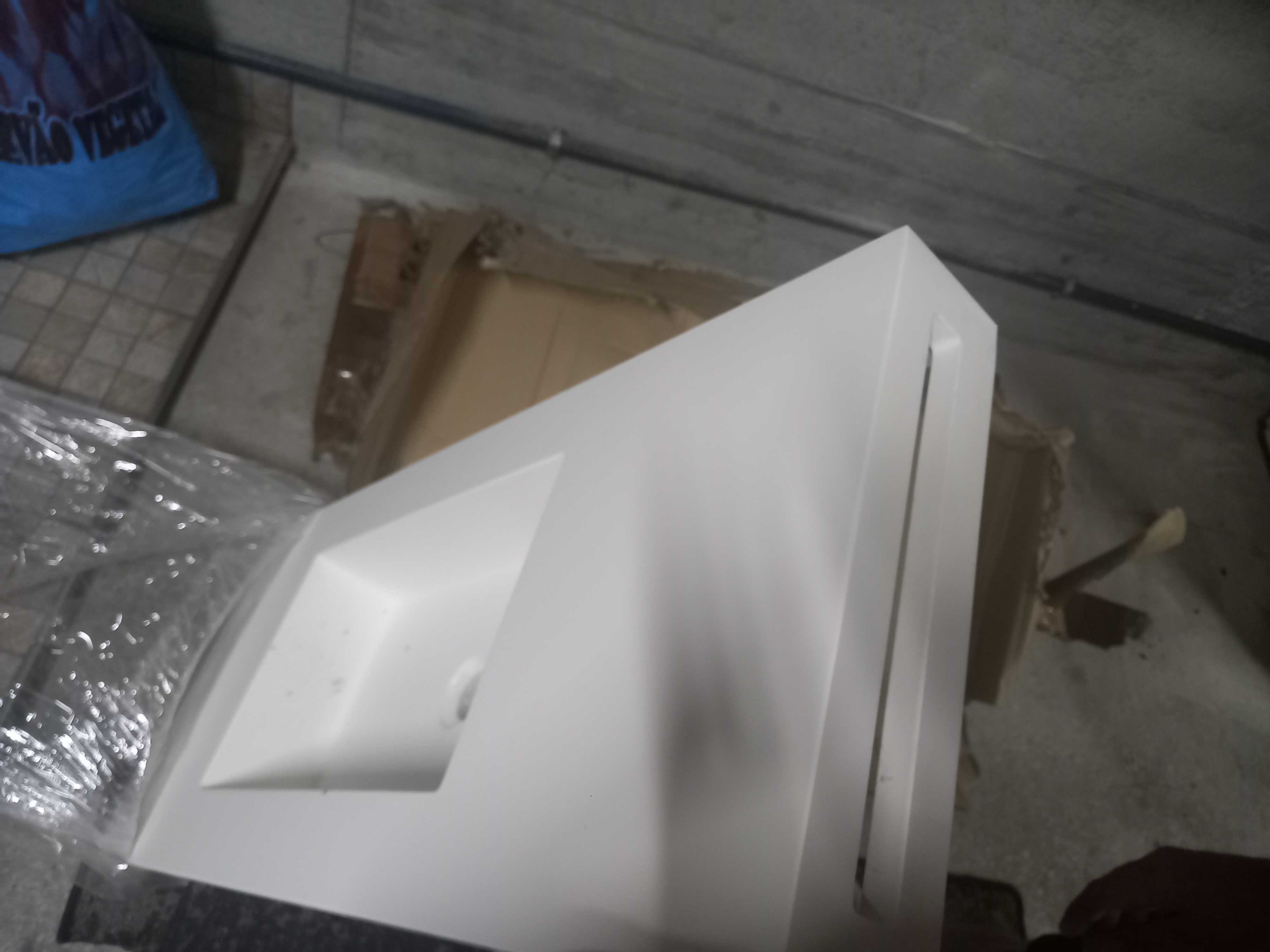 Lavatório de mãos com toalheiro