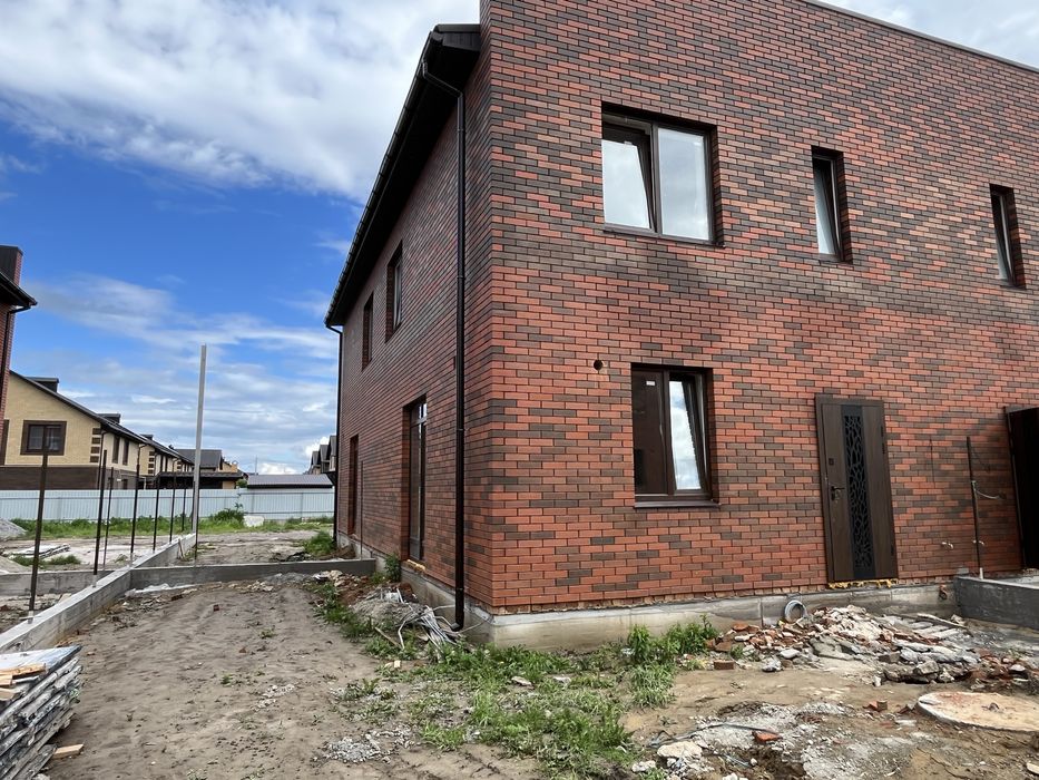 Продаж 2 поверхового Таунхаусу з усіма централізованими комунікаціями.