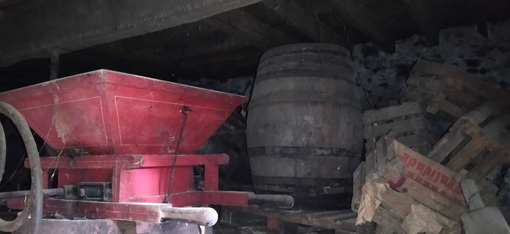 Vendo barris de vinho de vários tamanhos.