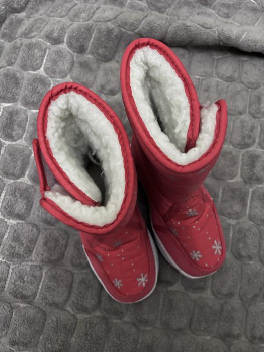 Нові зимові ботинки для дівчинки