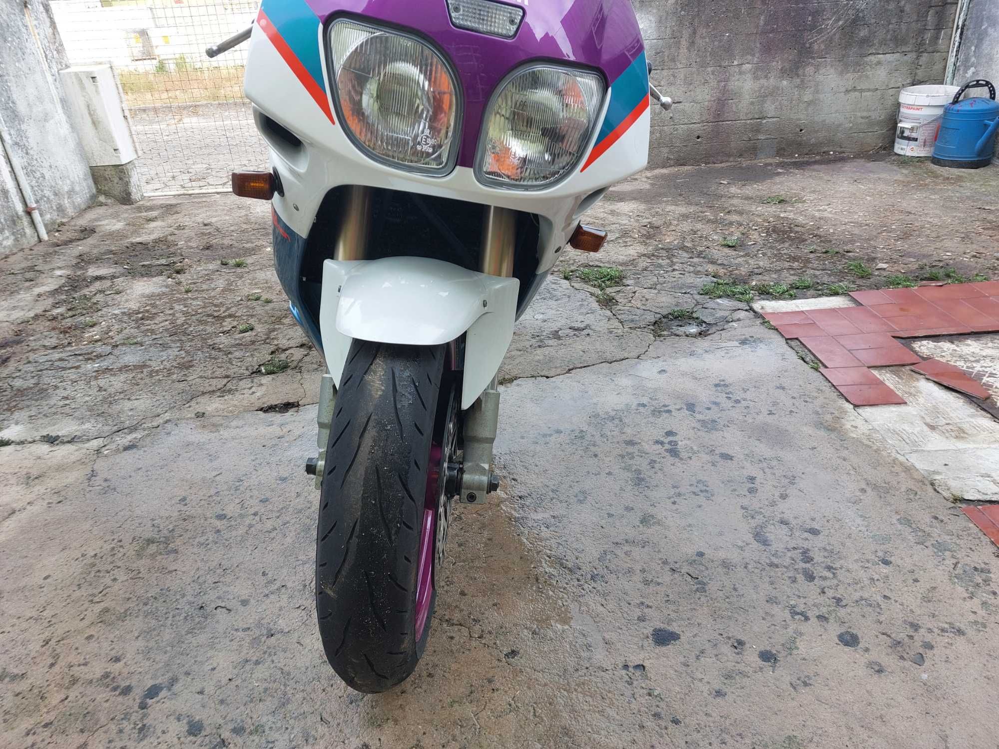 Clássica  .yamaha  fzr .mota de pista