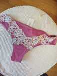 Nowe figi stringi Intimissimi kolor fuksja Pretty flowers M 38