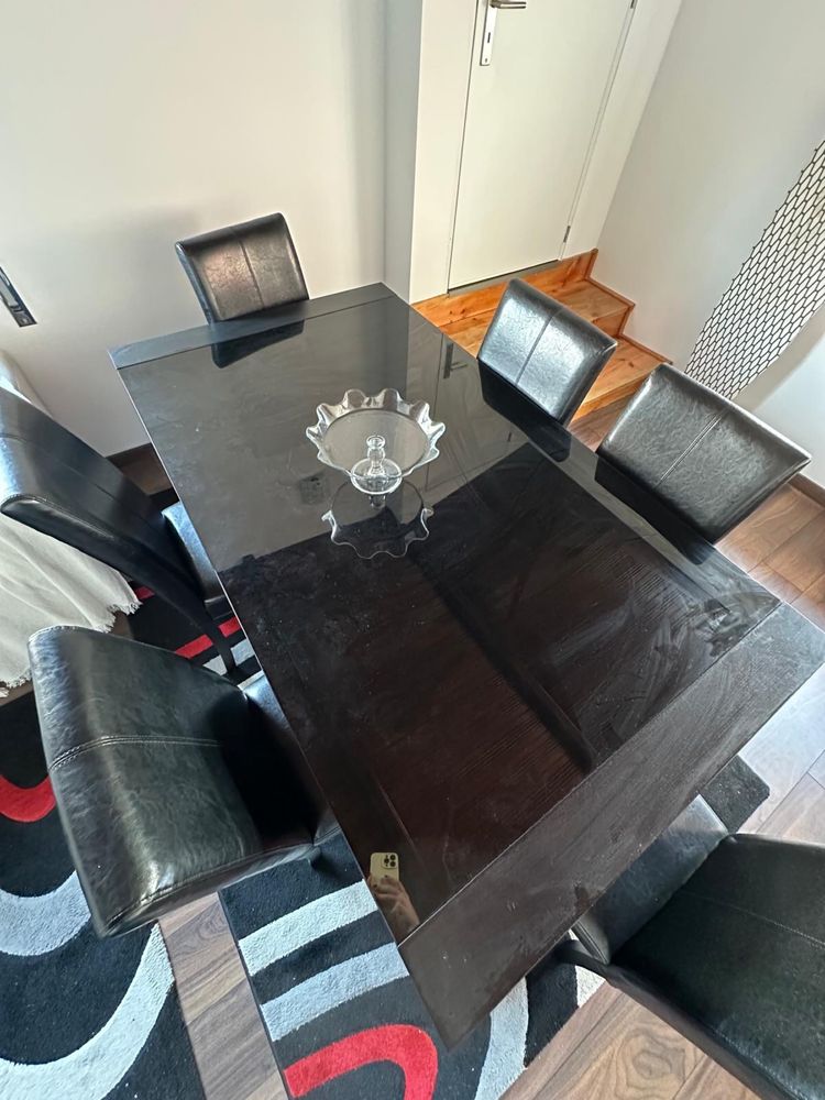 Mesa de Vidro Preta com 6 Cadeiras em Pele
