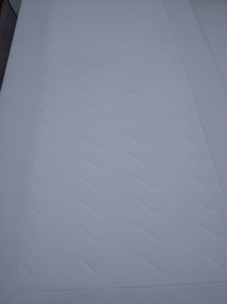 Łóżko kontynentalne, 2.2m x 2m.
