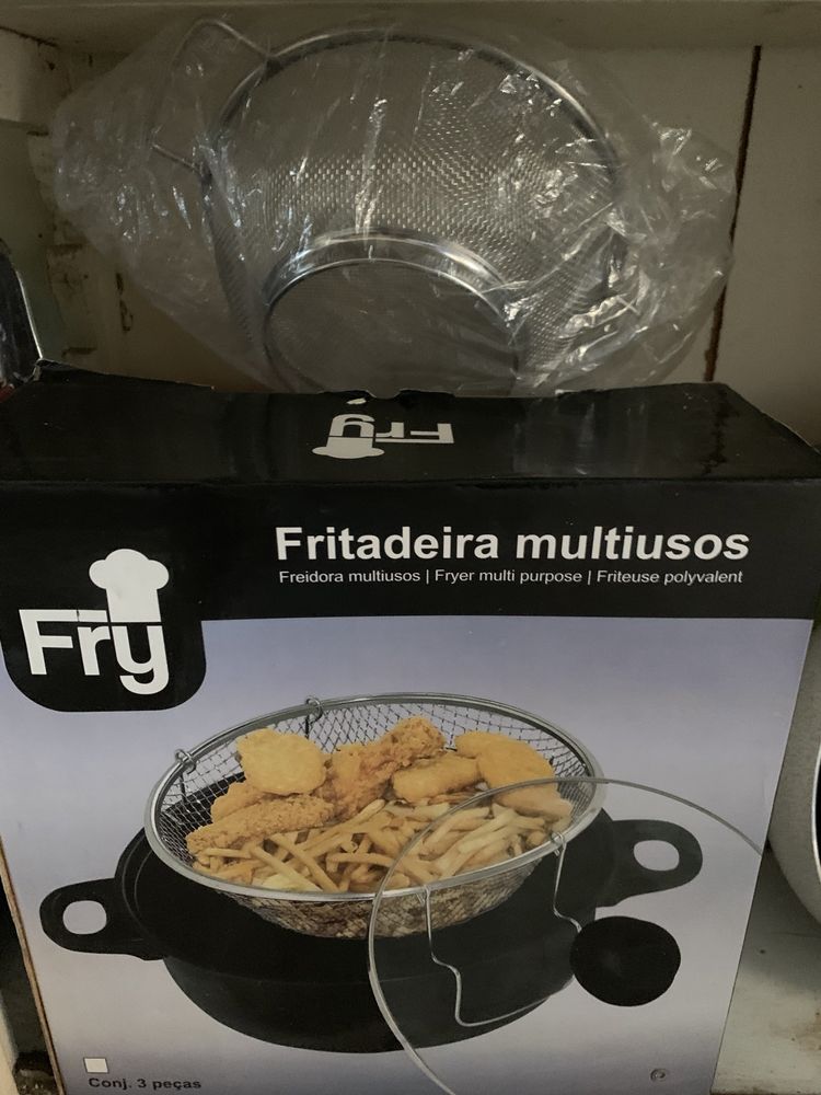 Fritadeiras novas, ainda na caixa