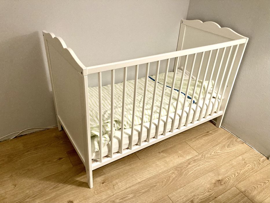 Ikea Hensvik Drewniane białe łóżeczko dziecięce niemowlęce Kwiaty