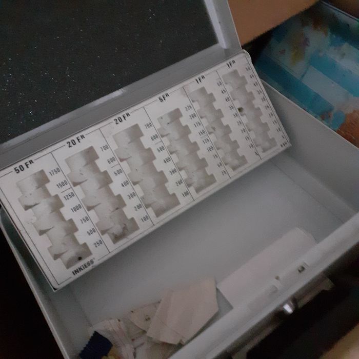 Sprzedam  kasetkę  na pieniądze  używaną