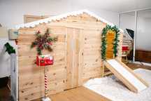 Cenário de Natal - Casa de Madeira com escorrega