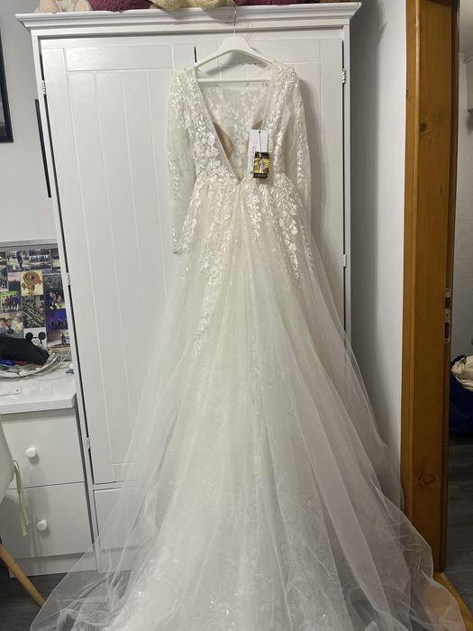 Довга весільна сукня