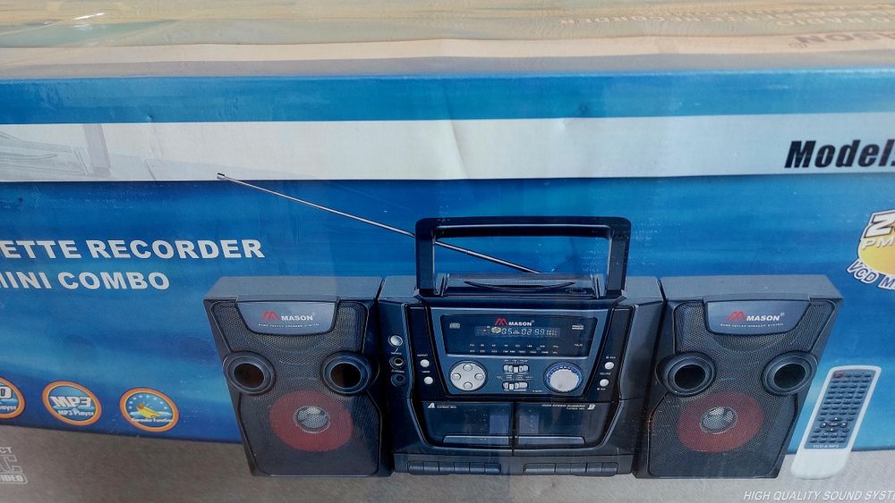 Магнитола у заводському пакуванні.