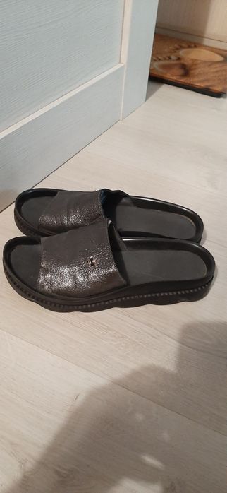 Продам  кожаные шлепки 39 р