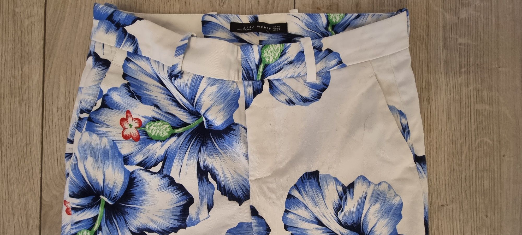 Spodnie w kwiaty Zara
