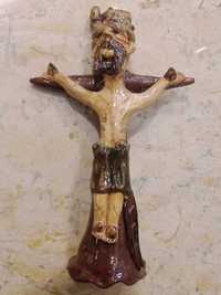 Crucifixo da ceramista Conceição Sapateiro figurado de Barcelos