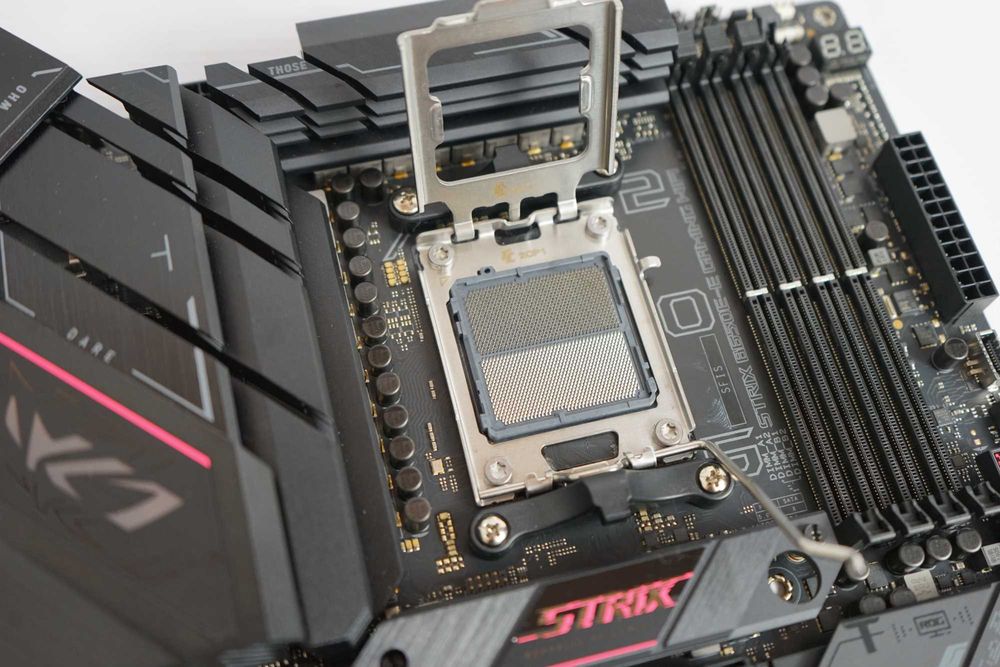 Материнська плата ASUS ROG STRIX B650E-E GAMING WIFI