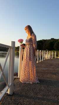Пудровое прекрасное нежное платье с стрекозами