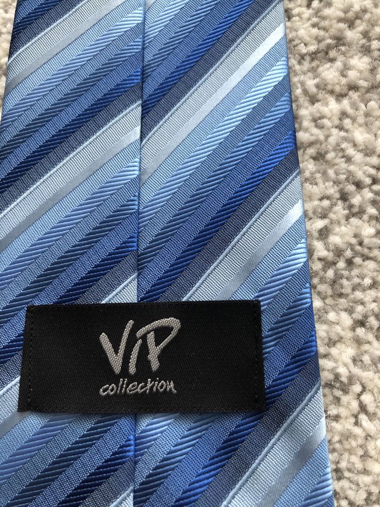 Błekitny krawat w paski marki Vip collection
