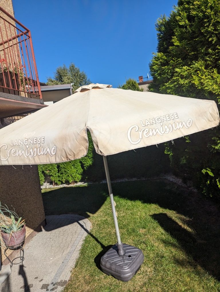 Szklany stół i parasol na taras lub ogrodu