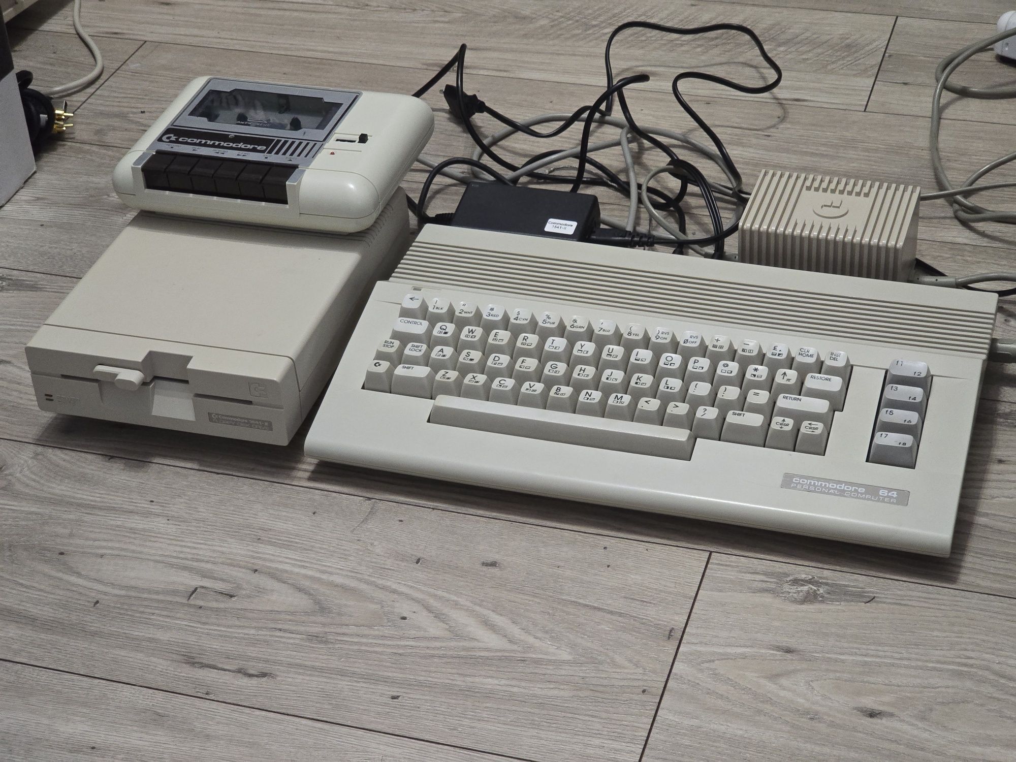 Commodore C64 BOX, zgodny nr. / Stacja 1541-II / Mag. C2N BOX / Gwar.