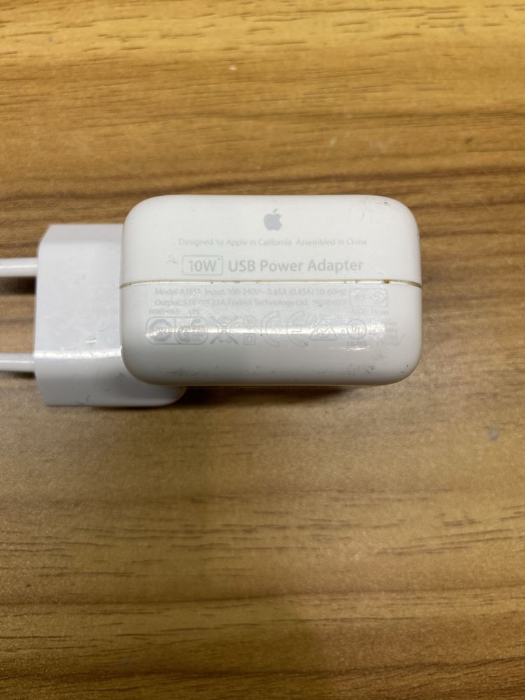 живлення Apple та кабель Apple Lightning