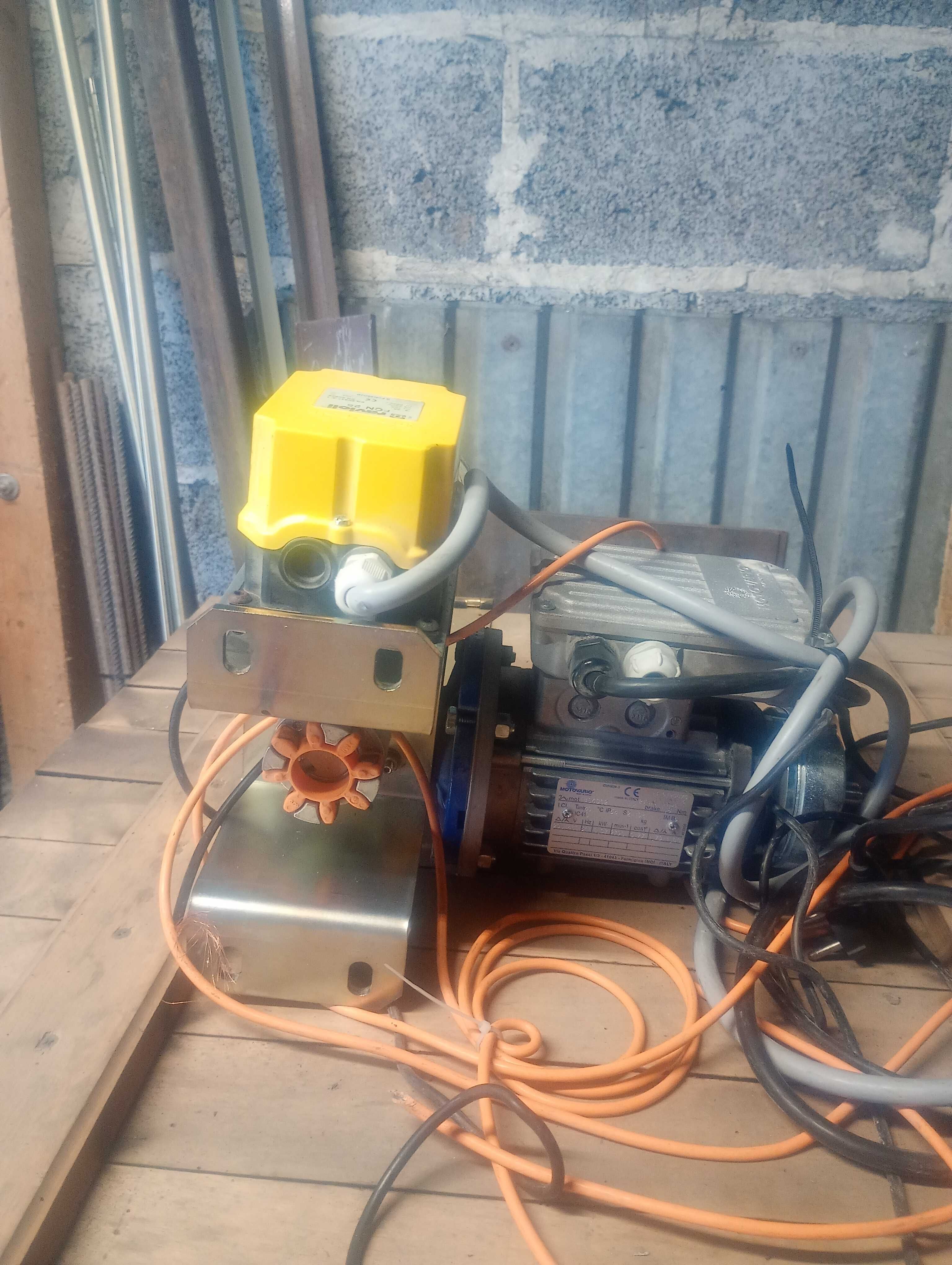 Skrzynka sterownik  wraz z silnikiem elektrycznym i przekładnią