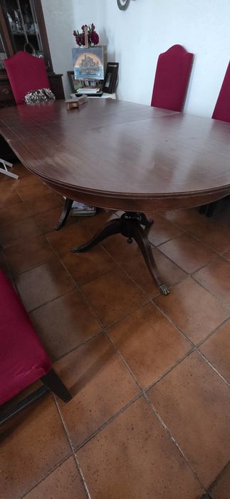 Mesa de jantar a precisar de restaurar pé