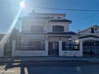 Moradia isolada com loja e sótão - Garagem e espaço exterior