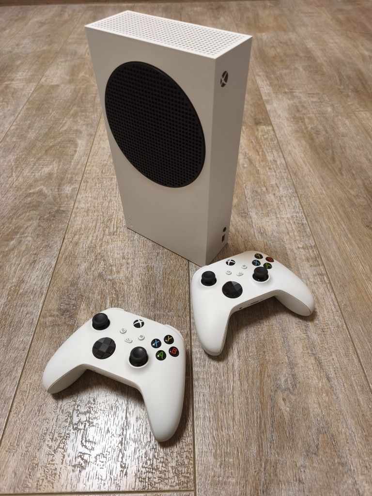 Продам консоль Microsoft Xbox Series S 512GB + 2 геймпада