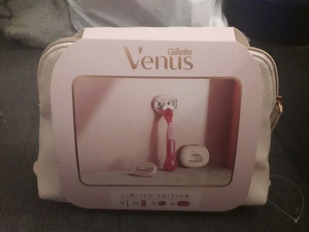 Zestaw prezentowy Gillette Venus. Kosmetyczka, maszynka, wkłady