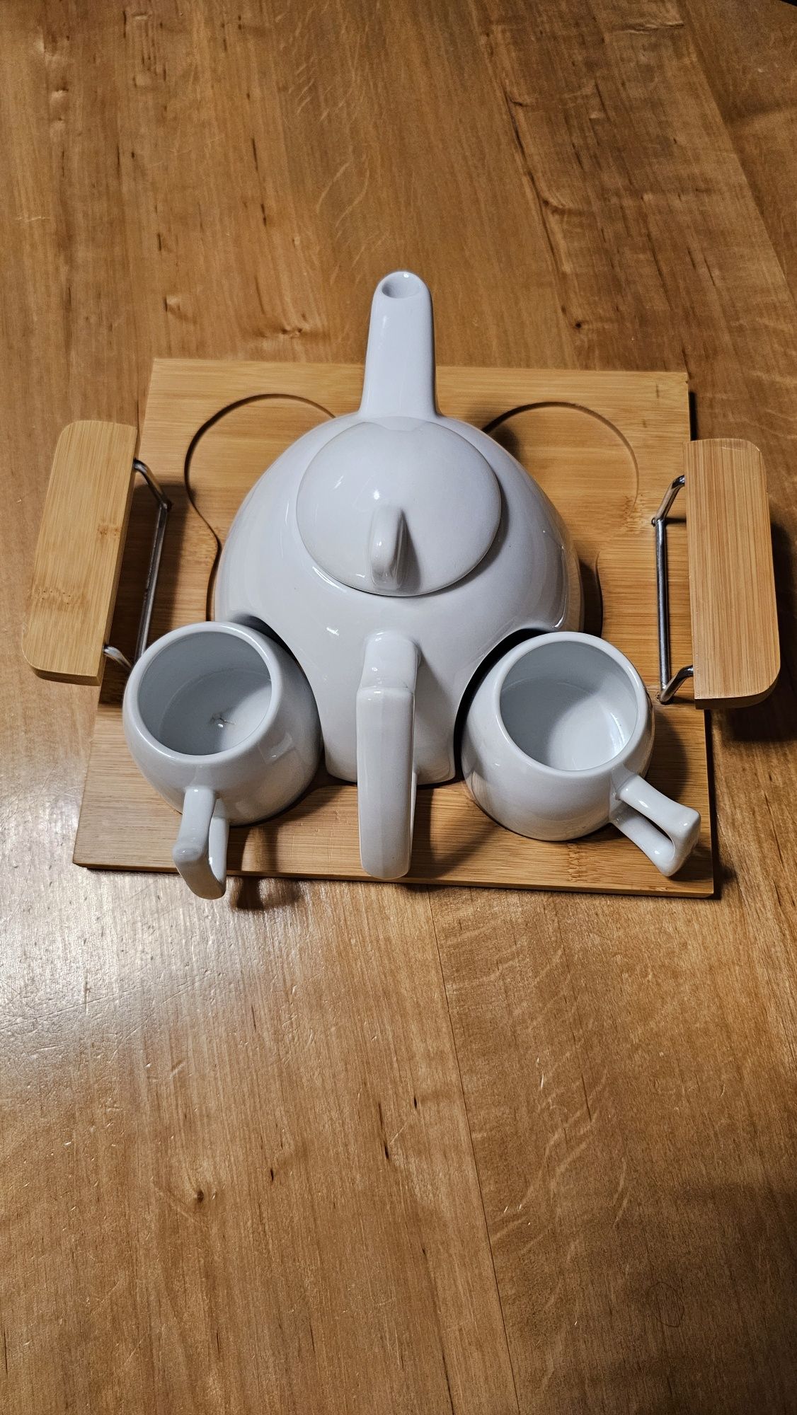 Чайник з чашками на бамбуковому підносі
