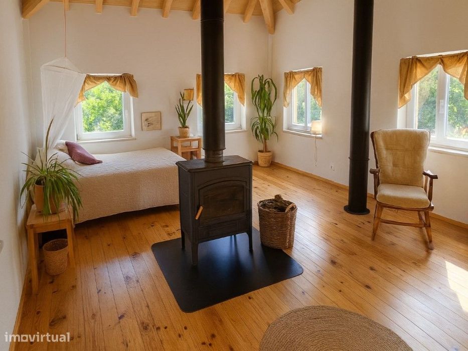 Quintinha com Casa Recuperada, Terreno de 3000m² e Piscina