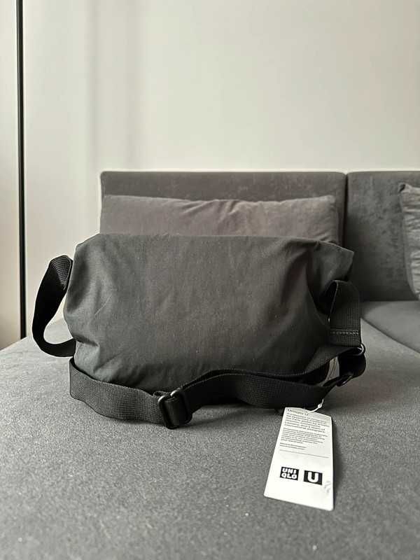 Uniqlo Mini Drawstring Bag / Black / Torebka na ramię sznurowana /